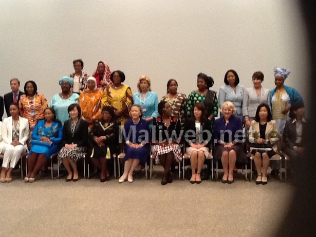  Photo de famille des premières dames, a l ouverture de la TICAD V des premières dames a yokohama, au Japon. En haut et a droite, madame Traore a cote de la premiere dame du Gabon