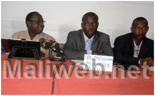 A gauche, le coordonnateur régional du projet Initiative "Tools", El Hadj Moussa Djiré et le représentant du ministre de l’Urbanisme, Cheickna Djéfaga.