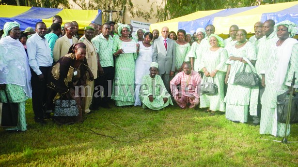 Le ministre de l'Environnement et de l'assainissement, Ousmane Ag Rhissa posant avec l'ensemble des acteurs du secteur