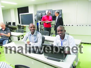 Aguibou Guirou et Amadou Barry, deux des quatre étudiants maliens à l'Institut de médecine tropicale de l'université de Nagassaki