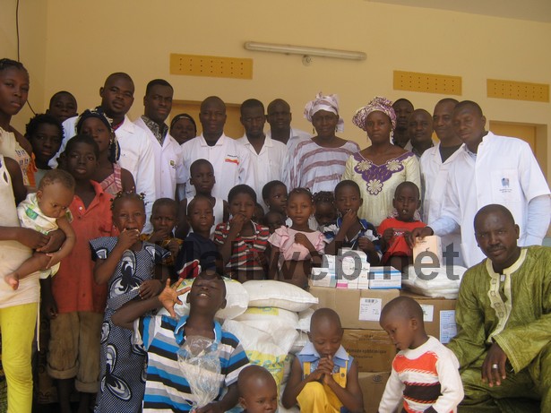 Photo de famille à l’orphelinat Falato jigiya so