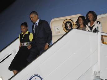 Arrivée à l'aéroport Léopold-Sédar-Senghor de Dakar, du président Obama et de sa famille, le mercredi 26 juin 2013 REUTERS