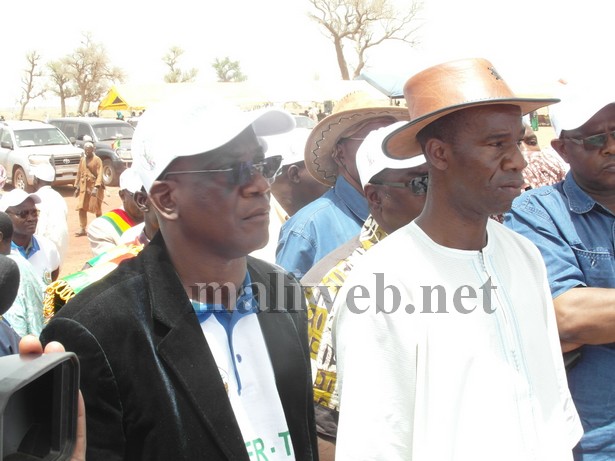 Le ministre de l'agriculture, Baba Berthé, en compagnie du PDG de l'office riz Ségou, lors du lancement des travaux