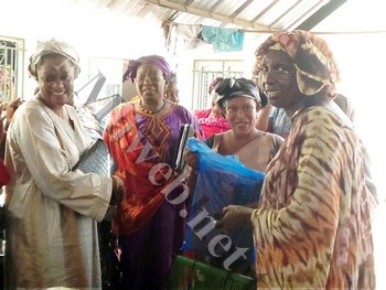 Mme Cissé, Astan Traoré (G) posant avec ses soeurs