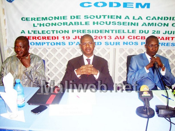 Sékou Diakité entouré de Poulo (D) et Abdoulaye Nèné Coulibaly