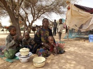Rafia, une femme réfugiée du Mali, se repose sous un arbre près de son abri de fortune à Mangaizé, dans le nord du Niger. © HCR/H.Caux