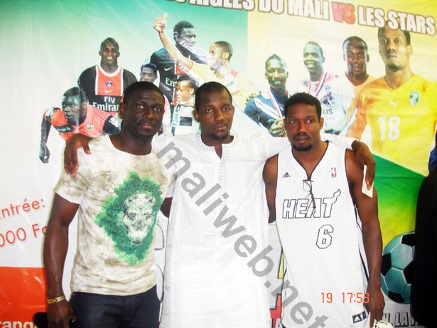 Bouba Fané entouré de (G-D) par Fadel et Kader Keita