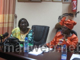 La commissaire Reine Alapini Gansou (à gauche), la rapporteuse spéciale sur les défenseurs des droits de l’Homme en Afrique