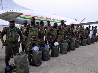 Une trentaine de soldats béninois sur le tarmac de l'aéroport de Cotonou, le 18 janvier 2013 REUTERS