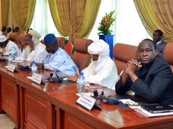 Le conseiller spécial du président malien pour le nord du Mali, Tiebilé Dramé (D) lors des pourparlers avec les groupes ethniques armés touaregs à Ouagadougou, le 8 juin 2013. AFP
