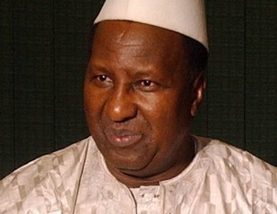 La nouvelle a estomaqué plus d’un, au sein de l’opinion nationale et internationale. Peu avant l’aube, samedi, des bandits non identifiés ont attaqué à l’arme de guerre le domicile de l’ancien président Alpha Oumar Konaré, situé à Titibougou, à la sortie Est de Bamako, Route de Koulikoro. Bilan : un mort du côté des assaillants. Pourquoi maintenant ? Qui sont les assaillants ? A qui en voulaient-ils ? A qui profite cet attentat contre un président qui a réellement tiré sa révérence politique nationale ? Aujourd’hui, le Mali n’a point et guère besoin de crimes qui en rajouteraient à une situation sociopolitique et économique bien roussie, voire chaotique. Dans un pays où le chef de l’Etat (ancien ou nouveau) n’est pas en sécurité, les populations s’en remettent au Tout puissant. Les populations maliennes, qui vivaient dans la trouille dès que le soleil se couche (souvent même en plein jour) sont dorénavant convaincues qu’elles sont sous ce schéma, du moins depuis samedi 5 avril dernier avec l’attaque, à l’appel du muezzin, du domicile du président Alpha Oumar Konaré. Que s’est-il passé ? Selon les témoignages recueillis sur place, des bandits armés, habillés en civil, ont tenté à deux reprises, au cours de la nuit du 4 au 5 avril, d’attenter à la vie des membres de la famille Konaré. Le mode opératoire des assaillants était bien pensé ; ce qui ne laisse aucun doute sur le caractère prémédité de l’acte. Les bandits, une dizaine environ, ont d’abord plongé la maison dans le noir en coupant l’électricité. Ils ont ensuite tenté d’escalader le mur d’enceinte sur deux fronts (côté Nord, route de Koulikoro et côté fleuve). Des coups de feu retentissent. Les bandits replient, et reviennent quelques instants après pour attaquer. S’ensuivent des échanges de tirs avec les forces chargées de la garde de la résidence présidentielle. Le président Konaré est absent (il séjourne en Egypte où il est médiateur de la crise interne dans ce pays), mais son épouse Adame Ba Konaré est à l’intérieur, au fond des chambres, avec son fils, Iba, ainsi que ses belles filles et ses petits-enfants. Au dehors, la garde de sécurité prend le dessus et repousse les assaillants. Un bandit est touché ; il s’écroule, se vide de son sang et perd la vie. Fin de la partie ; mais pas du film. Car, sur l’assaillant abattu, les gendarmes trouveront plus tard, parmi tant d’autres éléments d’indices utiles, un téléphone portable. Si l’on sait la magie de cet outil révolutionnaire, on ne douterait point que l’enquête aboutirait prestement à l’identification et à l’arrestation des criminels, mais à condition qu’elle soit menée rondement et avec la volonté franche de parvenir à un résultat. Diligenter l’enquête Après ce coup folie manqué, moult questions brûlent les lèvres des Maliens; mais surtout une grosse interrogation : A qui profite l’attaque du domicile de l’ancien président Alpha Oumar Konaré ? La question mérite d’autant plus d’être posée que cet attentat intervient à un moment où tous les phares de l’actualité nationale sont braqués sur des sujets aussi brûlants que l’affaire Tomi Michel, l’affaire des soldats disparus, la situation de Kidal, la crise financière, Ma famille d’Abord, le blocage au sommet de l’Etat, le bras de fer entre le ministre Bathily et les juges. La République, déjà éclaboussée par ces dossiers très chauds, n’a pas besoin d’autres foyers de tension. Surtout pas un attentat contre le président Alpha Oumar Konaré qui, depuis son retrait du pouvoir en 2002, ne s’est jamais prononcé sur un sujet au plan national. Il s’est complètement effacé de la scène politique nationale et ne ferait pas du mal à une mouche. Autant il n’a pas été publiquement sollicité, autant le président Konaré est resté muet comme une carpe par rapport à tous les débats d’intérêt national. C’est un grand intellectuel qui agit comme le ferait tout ancien dirigeant RESPONSABLE. Alors, comment peut-on en vouloir ou vouloir du mal à une telle personne ? Allez savoir. Dans tous les cas, il convient d’ores et déjà de renforcer le dispositif de sécurité autour et à l’intérieur de la résidence Konaré. Mais surtout de diligenter l’enquête. Sékou Tamboura FORUM DES ADMINISTRATIONS FISCALES OUEST AFRICAINES Secteur des télécommunications : Préoccupation commune La problématique de la fiscalité du secteur des télécommunications est une préoccupation qui exige des Etats à entreprendre des stratégies adéquates pour le renforcement de la mobilisation durable des recettes. Tel est le souci des Administrations fiscales ouest africaines qui se sont réunies du 2 au 4 avril derniers au Centre international de conférences de Bamako autour du thème « La fiscalité du secteur des télécommunications ». Le 8è Forum des Administrations fiscales ouest africaines (Fafoa) a examiné plusieurs dossiers relatifs à la vie de l’institution : l’adoption du règlement intérieur ; l’état de paiement des frais de souscription des pays membres de l’organisation ; les stratégies appropriées à la mise en place effective du secrétariat exécutif de l’organisation pour la facilitation, la coordination et la régulation des activités ; le bon fonctionnement de la structure. Mais, le point d’orgue des travaux de cette réunion que le Mali abrite pour la première fois fut incontestablement son thème central « La fiscalité du secteur des télécommunications ». Les travaux ont permis à ce titre d’échanger sur des aspects aussi importants que les systèmes d’informations utilisés par les opérateurs de téléphonie ; le contrôle des opérateurs de téléphonie au regard de la diversité des produits commercialisés et la complexité des techniques à utiliser pour bien appréhender les transactions et les revenus réalisés ; et les compensations de l’interconnexion des réseaux de télécommunication. Au cours de la cérémonie d’ouverture du forum (le 3 avril), présidée par la secrétaire générale du ministère de l’Economie et des Finances, Mme Sidibé Zamilatou Cissé, le directeur général des impôts du Mali, Sidima Dienta, a trouvé les mots justes pour qualifier l’impérieuse nécessité de débattre du sujet. « Le thème sur la fiscalité du secteur des télécommunications est une préoccupation commune à nos administrations fiscales ; il permettra de renforcer les capacités du personnel afin de prendre en charge tous les aspects spécifiques du prélèvement fiscal dans le secteur de la téléphonie », affirme le patron de l’Administration fiscale malienne. Qui a vu en ce forum de Bamako comme un outil permettant une meilleure garantie d’une prise en compte des problèmes spécifiques des administrations fiscales des pays membres de la CEDEAO, surtout dans un contexte économique, social et politique marqué par la mondialisation et la globalisation. A propos de la fiscalité du secteur des télécommunications, Mme Sidibé Zamilatou Cissé a rappelé que la problématique de la fiscalité du secteur des télécommunications est une préoccupation qui exige de nos Etats à entreprendre des stratégies adéquates pour le renforcement de la mobilisation durable des recettes de l’Etat. En effet, poursuit la secrétaire générale du ministère de l’Economie et des Finances, les opérateurs de téléphonie génèrent des revenus importants dont le trésor public doit profiter par le biais de la fiscalité. Mais, selon elle, nos administrations fiscales sont toutefois confrontées à de réelles difficultés pour cerner l’ensemble des transactions et des revenus desdits opérateurs. Face à cette situation, elle préconise l’acquisition de compétences informatiques très spécialisées et le développement de logiciels appropriés, qui pourraient contribuer à mobiliser et à sécuriser les recettes du trésor public. « Aussi, face au manque de visibilité des revenus réels du secteur, nos administrations fiscales ne pourraient-elles pas s’appuyer sur les mêmes technologies de contrôle du trafic actuellement à la disposition des autorités de régulation ? », s’interroge-t-elle. Avant de rappeler que certains pays ont déjà expérimenté ce procédé avec succès. A l’ouverture des travaux, le président du Fafoa, Pascal Abinan, a rappelé que depuis la dernière assemblée générale tenue à Ouaga, au Burkina Faso, le forum a réalisé des avancées notables en ce qui concerne l’adoption du projet d’organigramme et du profil du personnel du secrétariat exécutif et l’adoption final des textes fondamentaux du règlement intérieur qui doivent régir l’institution. Ce qui constitue un motif de satisfaction. « Les uns et les autres peuvent se réjouir du bilan des actes déjà posés », jubile Pascal Abinan. Qui tempère aussitôt ses ardeurs, car, précise-t-il, « en dépit des progrès réalisés, des défis énormes restent à relever ». Surtout que « la responsabilité des administrations fiscales est très grande dans le noble combat pour la construction et l’amélioration d’un cadre communautaire dédié aux services fiscaux », conclut-il. Quant au président de l’Union des ordres fiscaux de l’Afrique de l’Ouest, Mike Kofi Afflu, il a insisté, dans son message, sur la maîtrise de nos assiettes fiscales pour le développement harmonieux de nos pays. Pour lui, ce n’est pas en augmentant les taxes que nos Etats amélioreront les recettes fiscales, mais plutôt en consentant des allègements pour faciliter le recouvrement et la collecte des taxes. Ce qui permettra d’atteindre les différents objectifs de recettes. La Fafoa, qui regroupe une quinzaine de pays, est une plate forme qui sert à promouvoir et à faciliter la coopération mutuelle entre les administrations fiscales des pays membres de la Cedeao, en vue d’améliorer l’efficacité de leurs législations. Etaient présents à Bamako, les participants venus du Burkina Faso, de la Côte d’Ivoire, du Ghana, du Niger, du Nigeria et du Sénégal. Sékou Tamboura