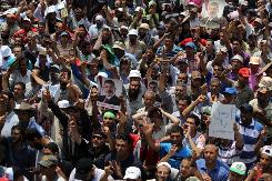 Des partisans du président égyptien déchu, Mohamed Morsi, rassemblés devant la mosquée Rabaa al-Adawiya au Caire, le 8 juillet 2013 © AFP