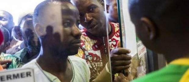 "Mascarade", "magouille": les Maliens de la région parisienne criaient leur colère dimanche au consulat général à Bagnolet, frustrés de ne pouvoir voter à défaut de carte d'électeur ou parce que leur bureau de vote a été fermé sans préavis.