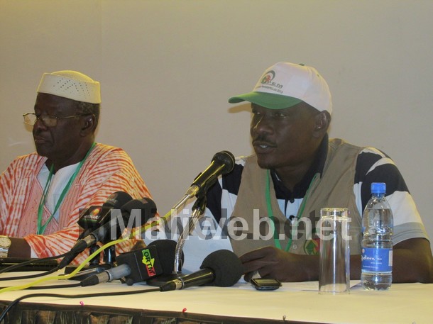 Ibrahim Sangho (face au micro), président du Réseau APEM