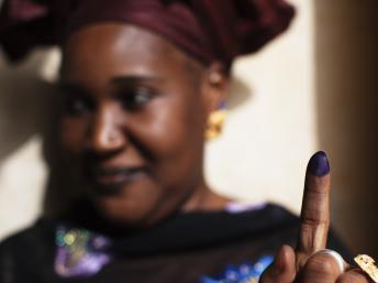 Une électrice, à Tombouctou, montre l'encre sur son doigt, preuve qu'elle a voté. REUTERS/