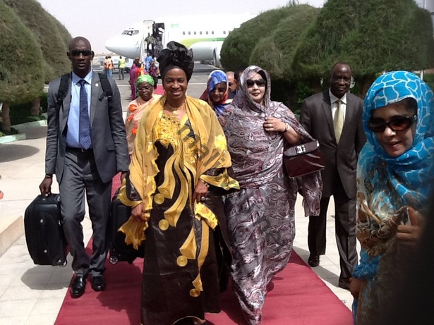 A sa descente d'avion Mme Traoré Mintou Doucouré a été accueillie par la Première dame de la Mauritanie Madame Mariem Mint Ahmed dite TEKBIR.