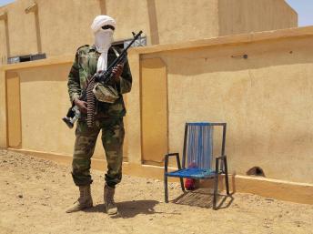 Un combattant des séparatistes du MNLA monte la garde devant l'assemblée locale à Kidal, le 23 juin 2013. REUTERS