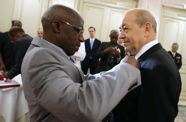 Le ministre de la Défense malienne décore son homologue français Jean-Yves Le Drian, le 13 juillet 2013 à Paris © AFP