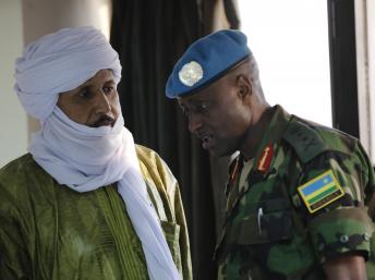 Lundi 22 juillet, un représentant touareg discute avec le commandant de la Minusma. REUTERS