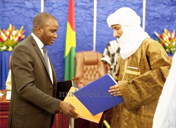 Le ministre de l'Administration territoriale, le Colonel Moussa Sinko Coulibaly et le secrétaire général du Conseil transitoire de l'Azawad Bilal Ag Chérif
