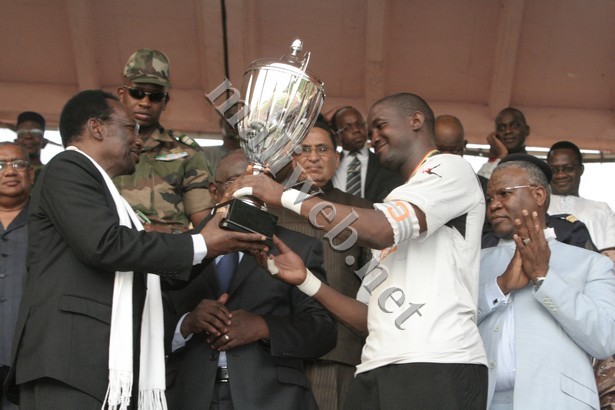 Le président Dioncounda Traoré remettant hier le trophée de la coupe du Mali au capitaine du Stade malien, Soumaila Coulibaly