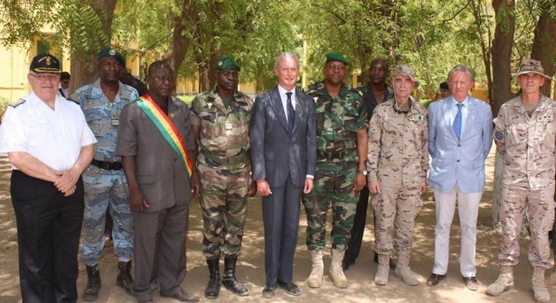 Le ministre de la défense espagnol, Monsieur Pedro Morenés Eulate avait rendu visite au contingent espagnol le mardi 7 mai 2013 -