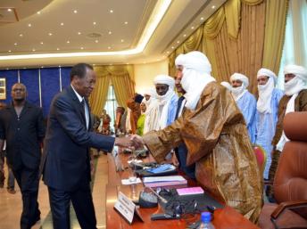 Le président burkinabè, Blaise Compaore (C) salue Bilal Ag Acherif, le secrétaire général du Mouvement national de libération de l'Azawad (MNLA), après la signature de l'accord, le 18 juin 2013 à Ouagadougou. AFP