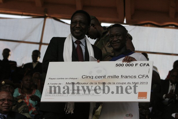Le Président de la République, Dioncounda Traoré et Cheick Mohamed Chérif Doumbia, meilleur joueur du match
