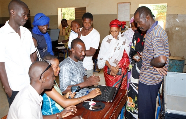 Vendredi 26 juillet 2013. Bamako. Les Maliens participent au retrait des cartes NINA