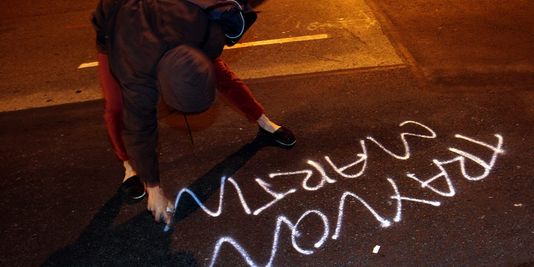 A Oakland, dans la nuit de samedi à dimanche 14 juillet, après l'annonce du verdict. | AP