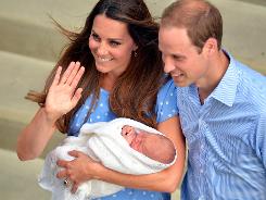 Le prince William et son épouse Catherine, duchesse de Cambridge, présentent leur fils aux médias devant l'hôpital St Mary, le 23 juillet 2013 à Londres © POOL/AFP