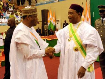 Le président Issoufou (d) et Hama Amadou chef du Moden à l'issue d'une cérémonie religieuse,à Niamey, le 7 avril 2011. AFP
