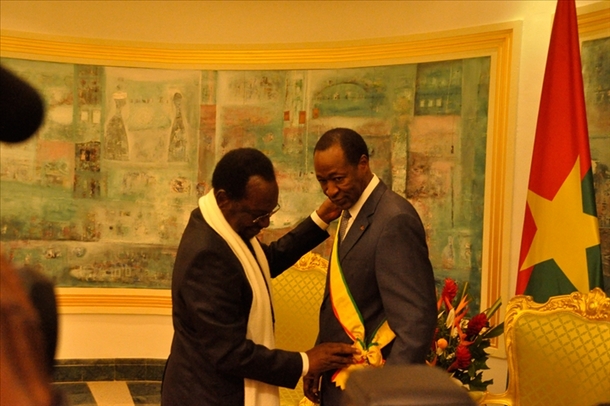 Tournée sous-régionale du président Dioncounda Traoré : les medailles et les messages du mali reconnaissant 