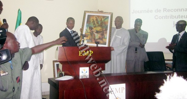 Le président de la commission CDR, Mohamed Salia Sokona remettant le trophée