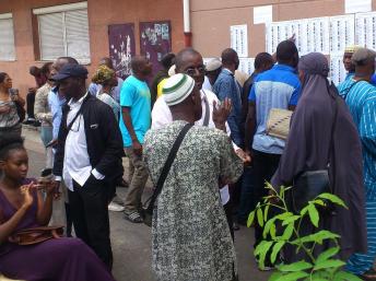 Des Maliens de France devant un bureau de vote à Montreuil, en région parisienne le 28 juillet 2013. RFI