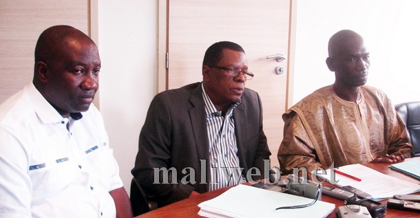 Sékouba Keita, Kassoum Coulibaly dit Yambox et Sahala Baby (G-D), hier face à la presse