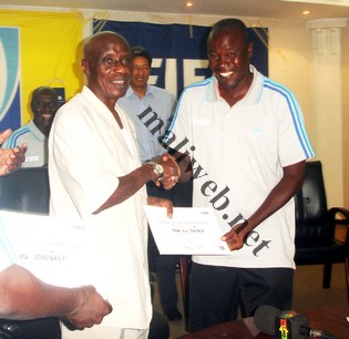 Boubacar Touré remettatn une attestation à l'un des stagiaires