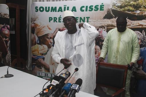 Soumaïla Cissé, candidat à l'élection présidentielle au Mali, tient une conférence de presse, le 2 août 2013 à Bamako © AFP