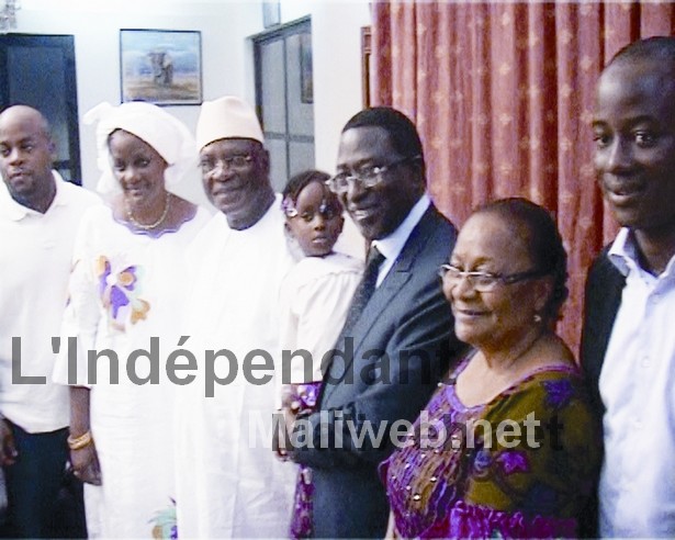 Photo de famille IBK et Soumi (photo L'Indépendant)
