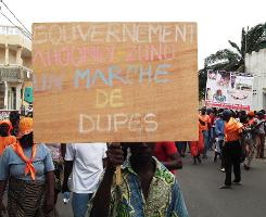 Des opposants au Premier ministre togolais Kwesi Séléagodji Ahoomey-Zunu manifestent à Lomé le 11 août 2012 © AFP