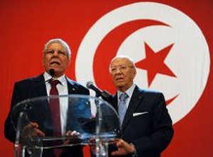 L'ancien Premier ministre tunisien Beji Caid Essebsi (d) écoute l'opposant Taïeb Baccouche réaliser un discours, le 16 juin 2012 à Tunis © AFP