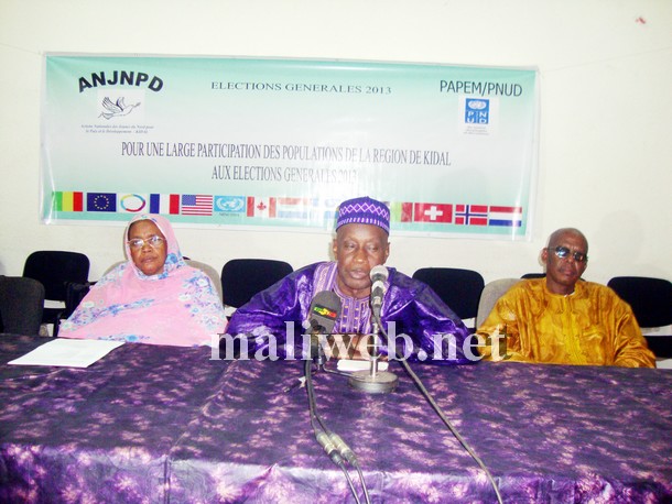 Le gouverneur de Kidal, Adama Kamissoko (C)