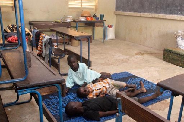 Des enfants réfugiés dans une école de Bamako suite aux inondations, le 30 août 2013 © AFP