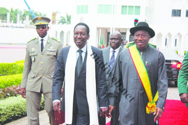Le président Dioncounda Traoré aux côtés du président du Nigéria, Goodluck Jonathan après l'avoir décoré