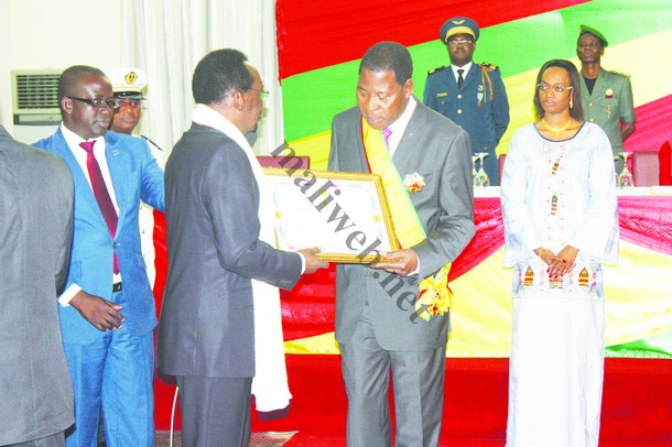Le président Dioncounda Traoré et  le président Thomas Yayi Boni lors de la cérémonie de remise de la décoration