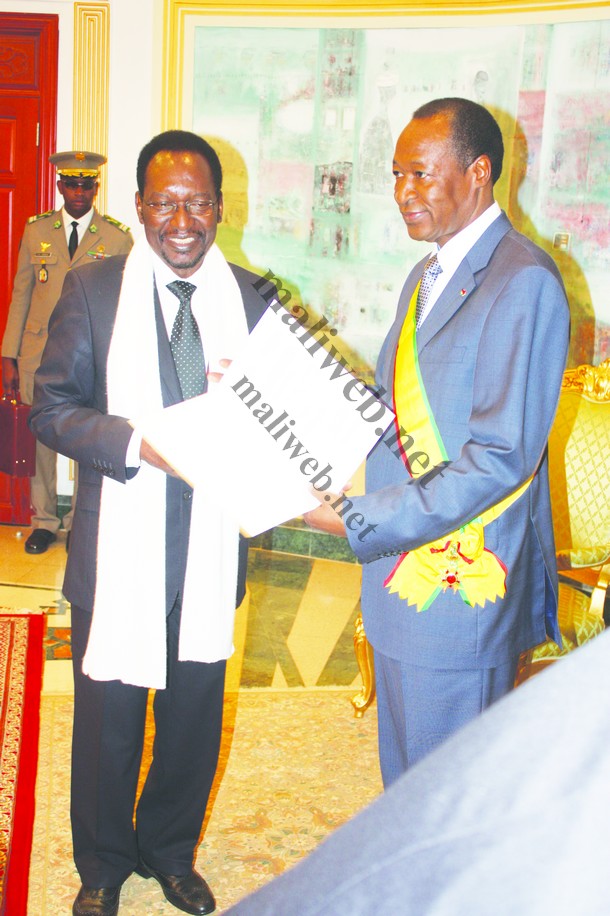 Le président Dioncounda Traoré remettant au président Blaise Compaoré le brevet du Grand Croix de l'Ordre National
