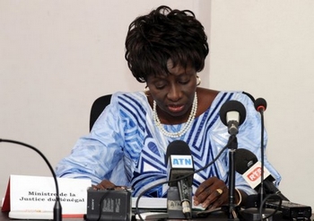 Aminata Touré devant la presse le 3 mai 2013 au Tchad © AFP