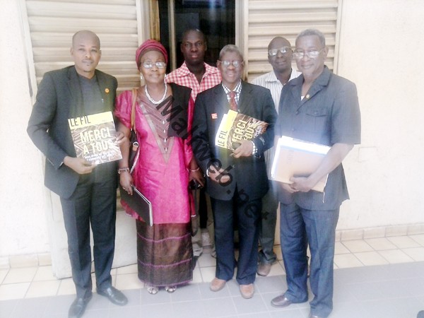 Photo de famille de la délégation de Amnesty avec le président de la commission défense de l'AN, Bréhima Dicko