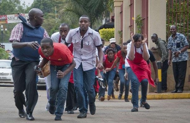  Des civils ont réussi à s'échapper du centre commercial de Nairobi qui a été le théâtre de tirs et de violences le samedi 21 septembre 2013., Jonathan Kalan/AP/SIPA