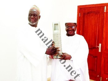 Tiénan Coulibaly recevant le cadeau de Mamadou Tiény Konaté
